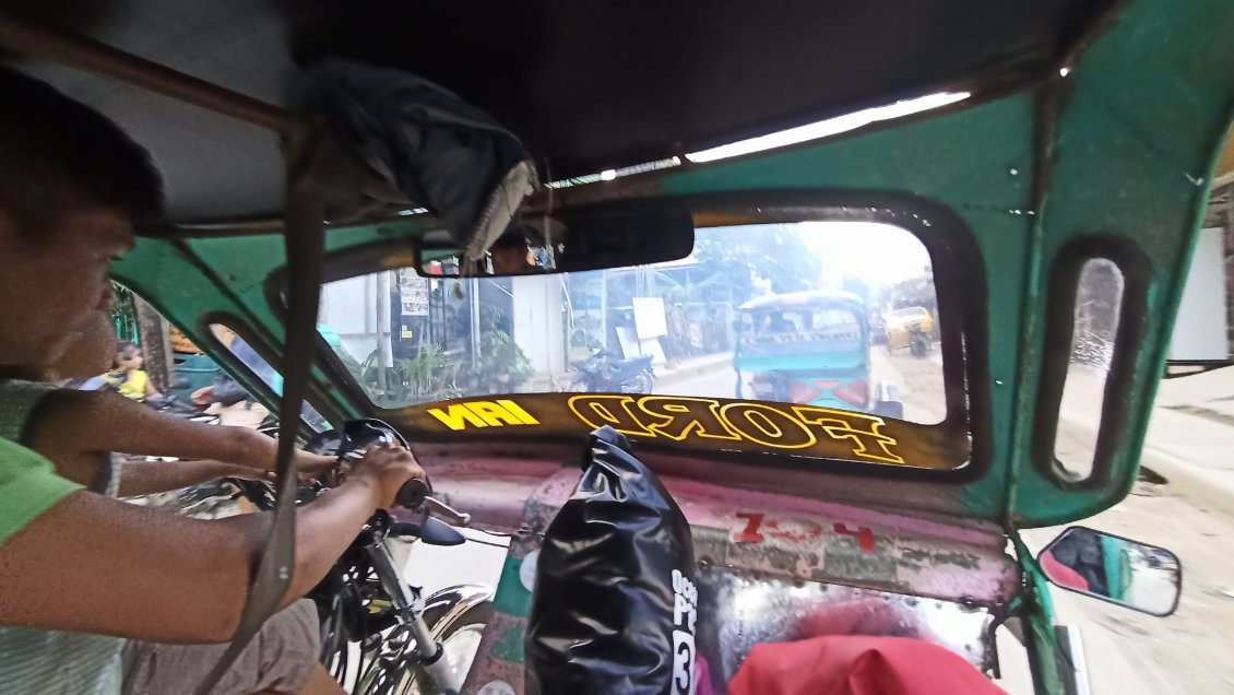 Pour le transport pas de "jeepneys" comme à Manille, mais des motos cargo.