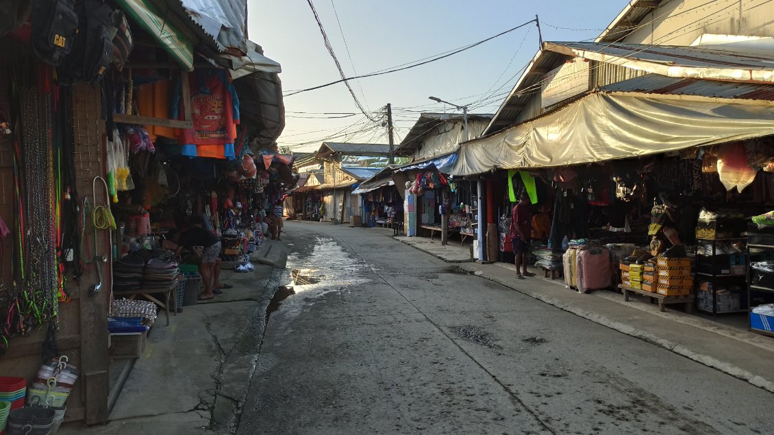 Une rue comme bien d'autres aux Philippines sur l'île de Panay, à Caticlan proche de l'aéroport et de l'île de Boracay, destination touristique où je n'irai pas (beaucoup de construction et de services, pas assez de nature).