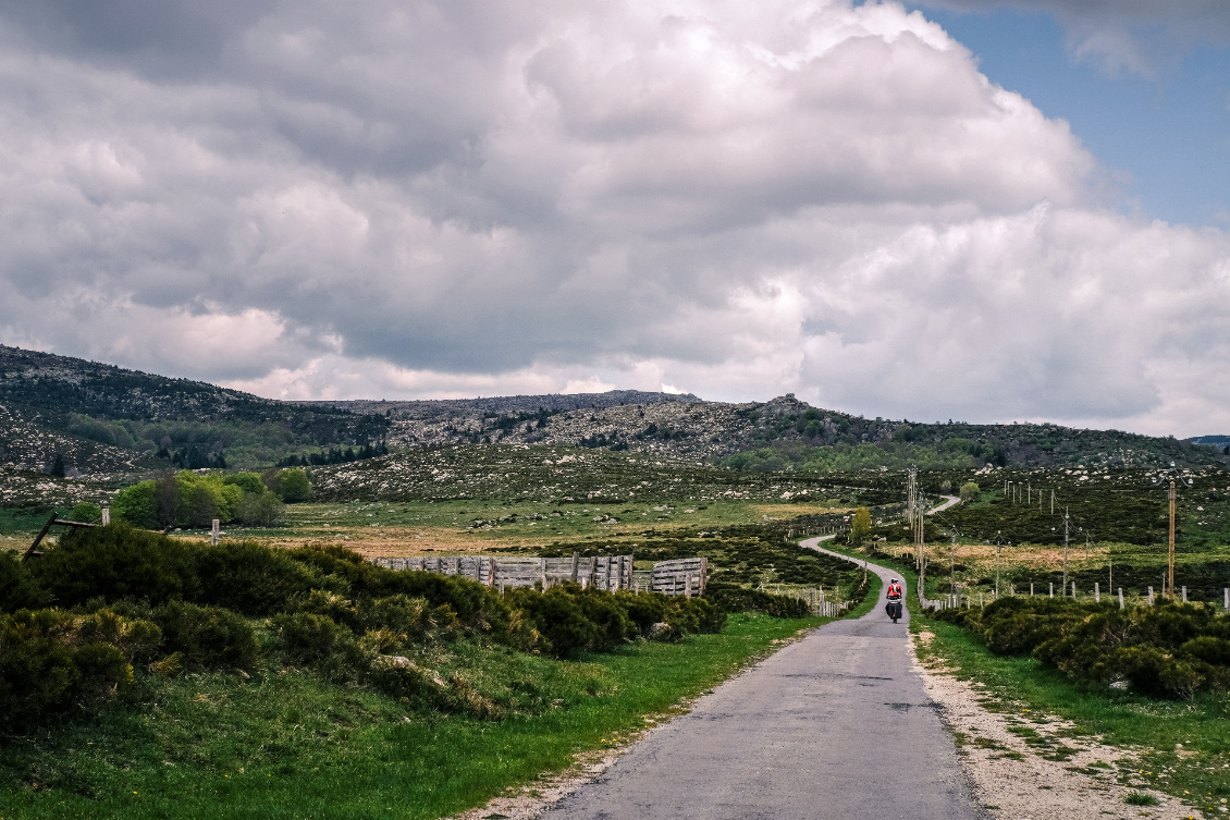 Vers les menhirs.
Un peu de routes sinueuses pour se reposer les cuisses.