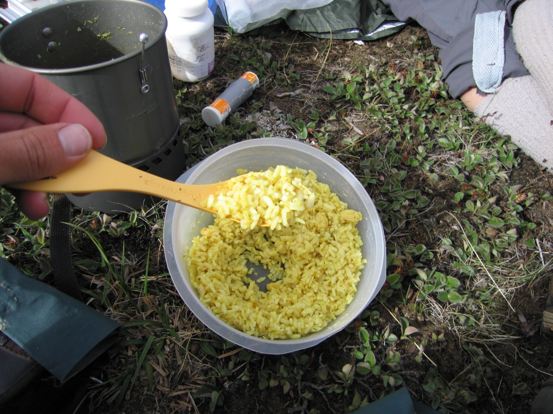 Curcuma, cumin, persil séché et huile d'olive égayent le riz.