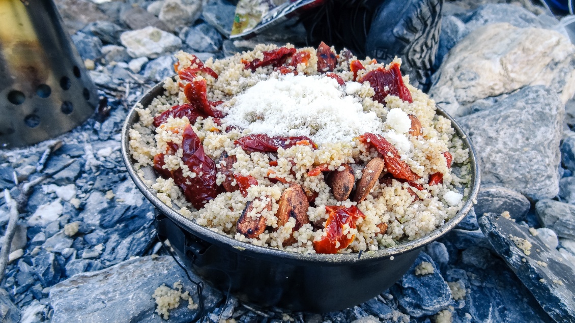 Parmesan, tomates séchées et amandes grillées font de la semoule un festin.