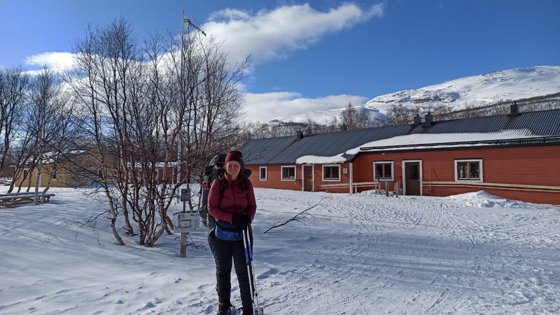 J1. C'est Mélissa, des Pays-Bas. Elle trimbale une tente dans son sac, elle dort dehors et a déjà parcouru la totalité de la Kungsleden l'été en portant un bateau gonflable pour traverser les lacs. Chapeaux bas!