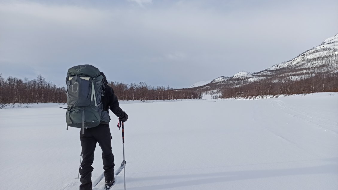 J2. J'avance ponctuellement à même la rivière.