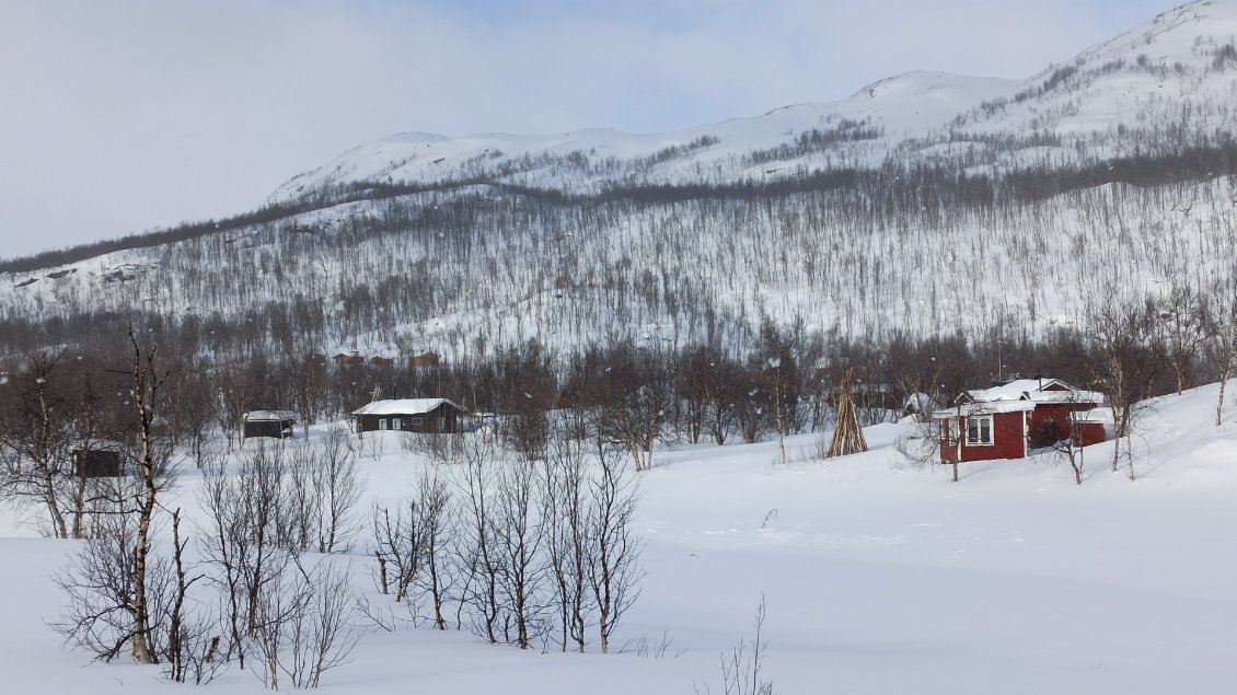 J2. Traversée d'un village sami quasi-désertique pour l'hiver.