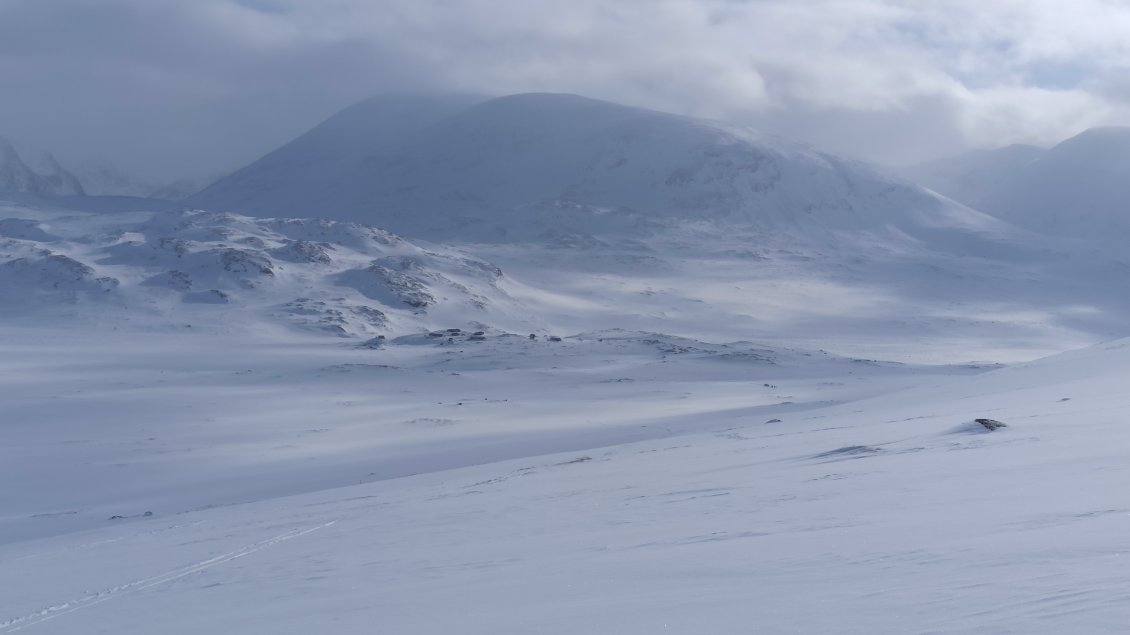 J3. Au fond on aperçoit les bâtiments du refuge Alesjaure (c'est très grand).