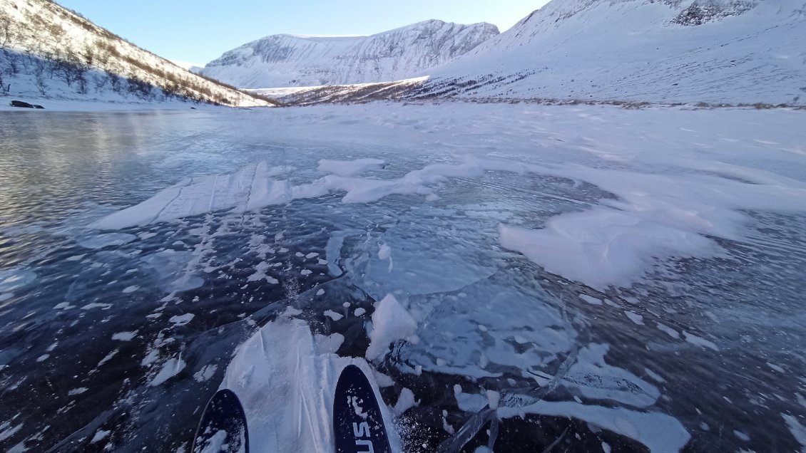 J4. De la neige est piégée à différente hauteur dans la glace. Je ne sais pas pourquoi la neige ne s'est pas transformée en eau avant de geler, mais c'est beau. La nature est une artiste.