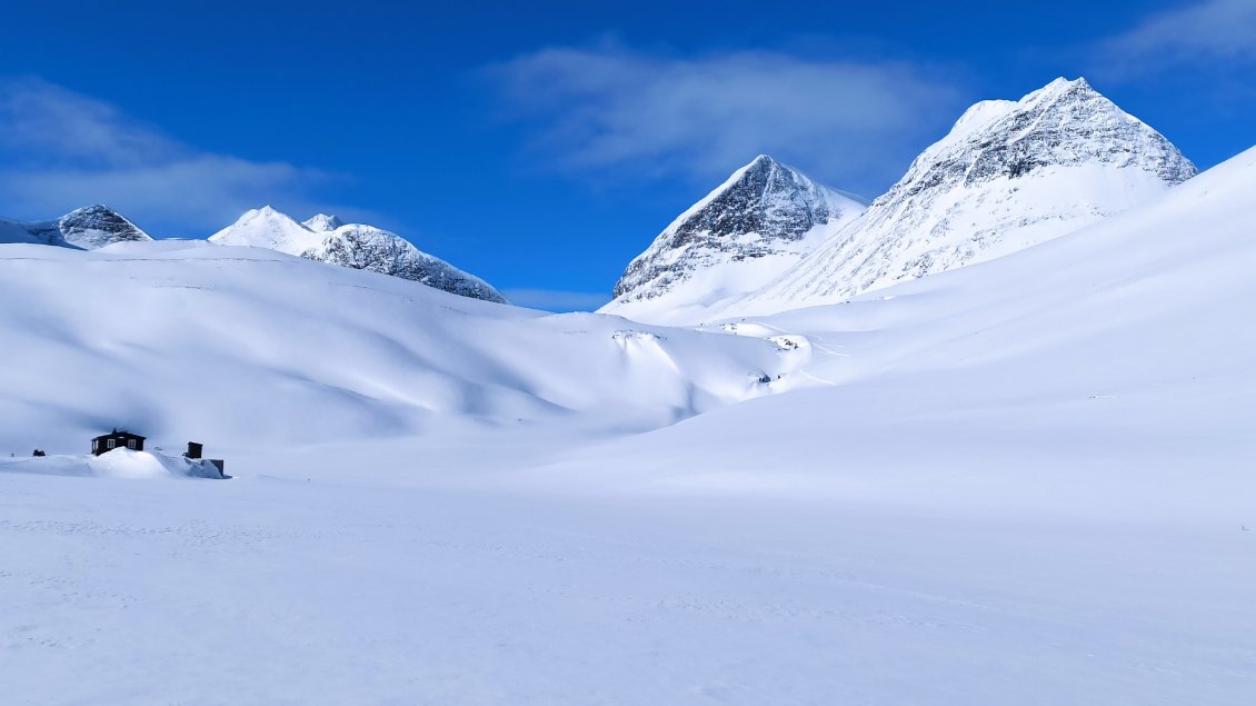 J5. Le refuge de Nallo. L'an passé, par manque de visibilité j'ai remonté puis redescendu en rive droite du ravin (le côtê raide). Quand je vois la pente, je me dis que c'était quand même un peu limite avec des skis nordiques.