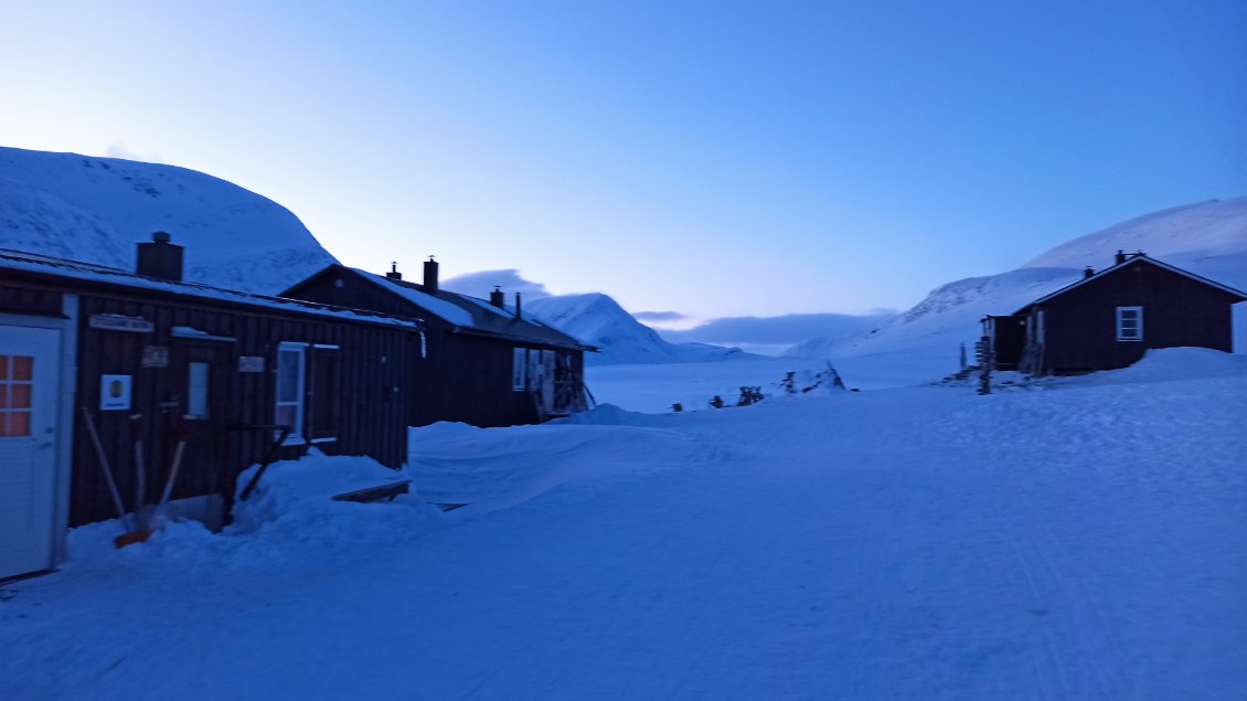 J5. Le refuge de Salka au crepuscule.