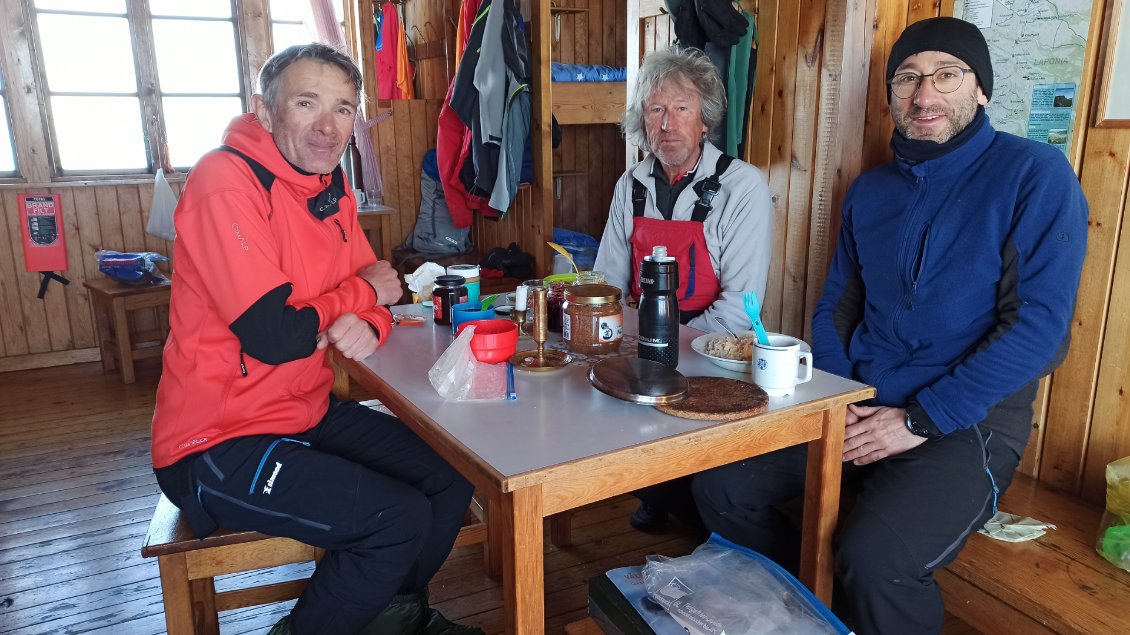 Jour 7. Petit-déjeuner avec Michel et Thierry avant que chacun ne reprenne sa route, eux du leur en pulka, et moi du mien mon sac sur le dos.