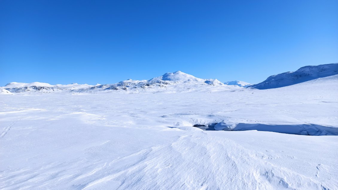 Jour 7. A l'approche du déversoir du lac, l'eau en mouvement apparait sur une trentaine de mètres.