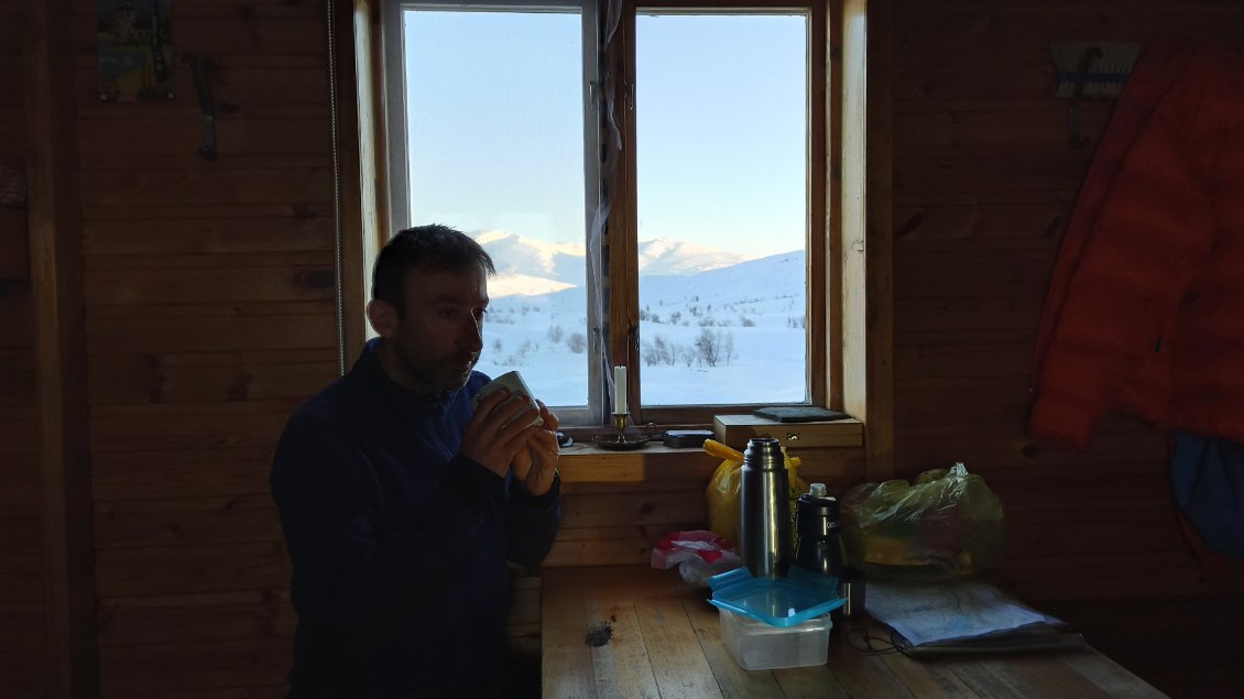 Jour 7. Totalement seul au refuge de Sista, un cacao chaud me permet de recouvrer des forces avant de m'atteler à la logistique de l'entre deux journées.