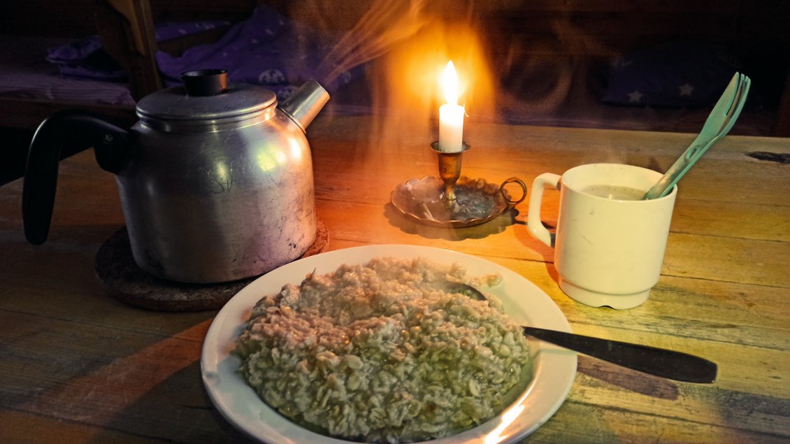 Jour 8. Je me suis mis à la mode suédoise. Porridge au petit dejeuner. Depuis j'ai adapté la recette à mon goût avec du lait et une petite touche de confiture.