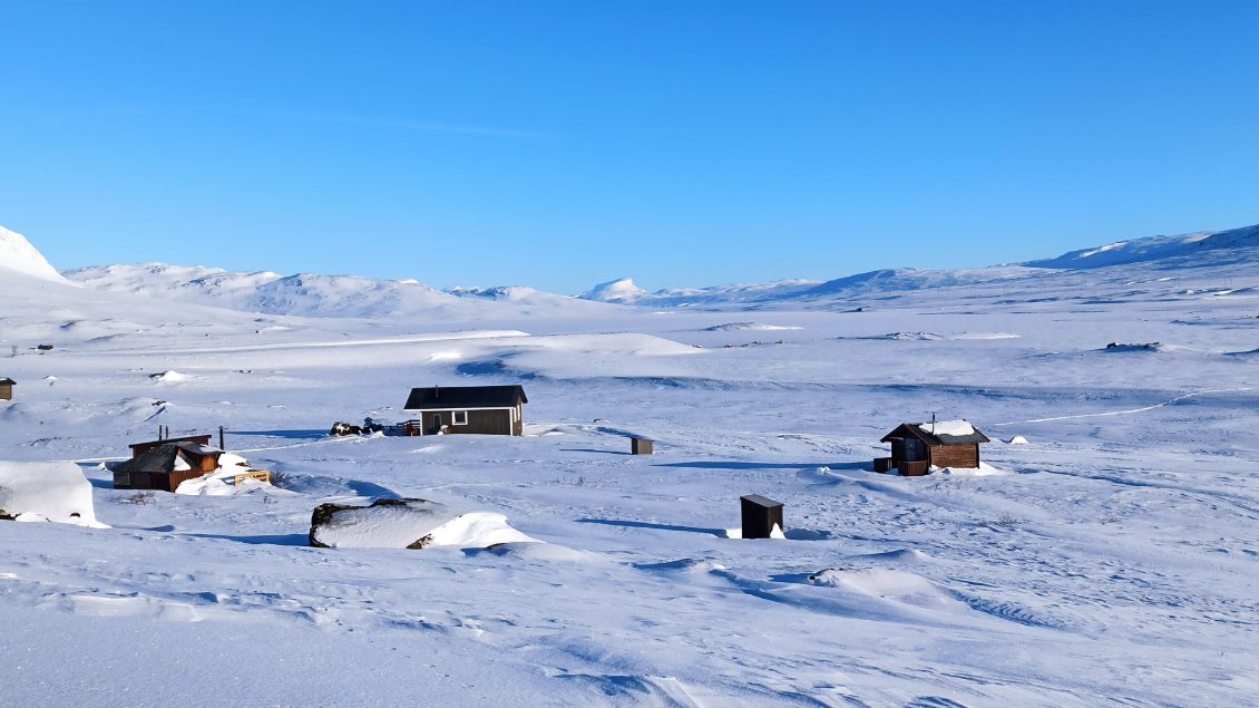 Jour 8. Un village sami, vidé de ses habitants en hiver.