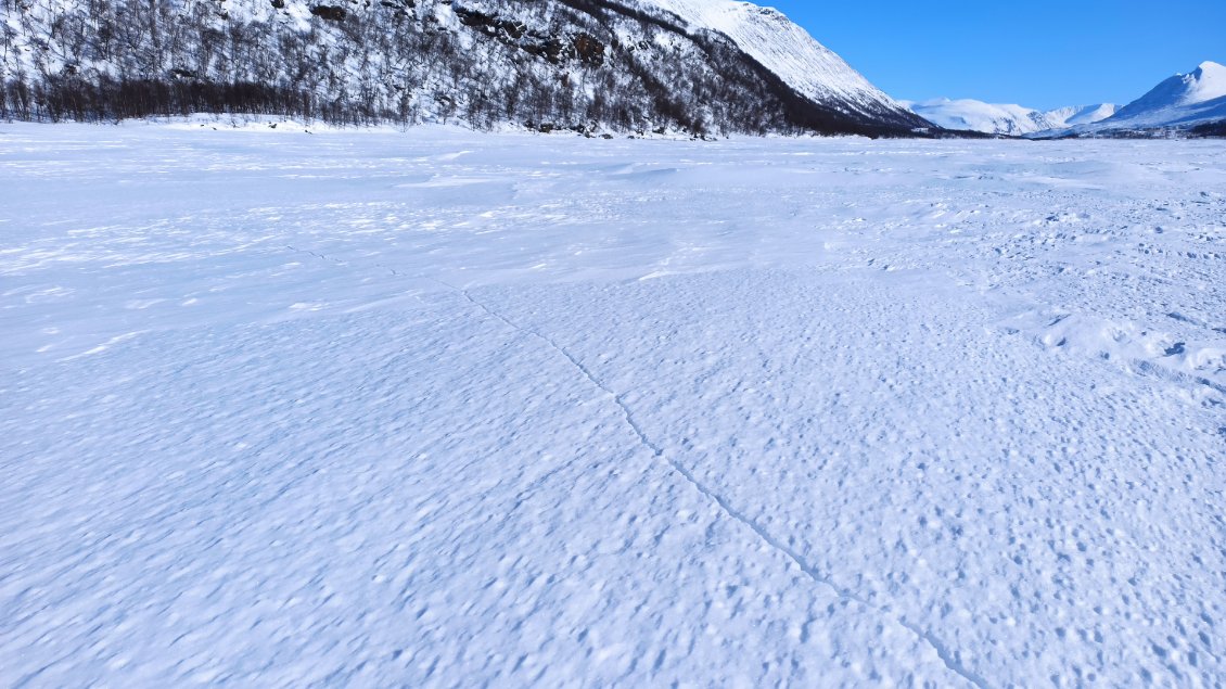 Jour 8. Le deuxième lac m'inquiète : de nombreuses fissurations dans la neige et dans la glace. Il parait qu'elles seraient dues aux efforts longitudinaux liés aux variations thermiques, sans danger dans la mesure où l'épaisseur de glace reste conséquente.
