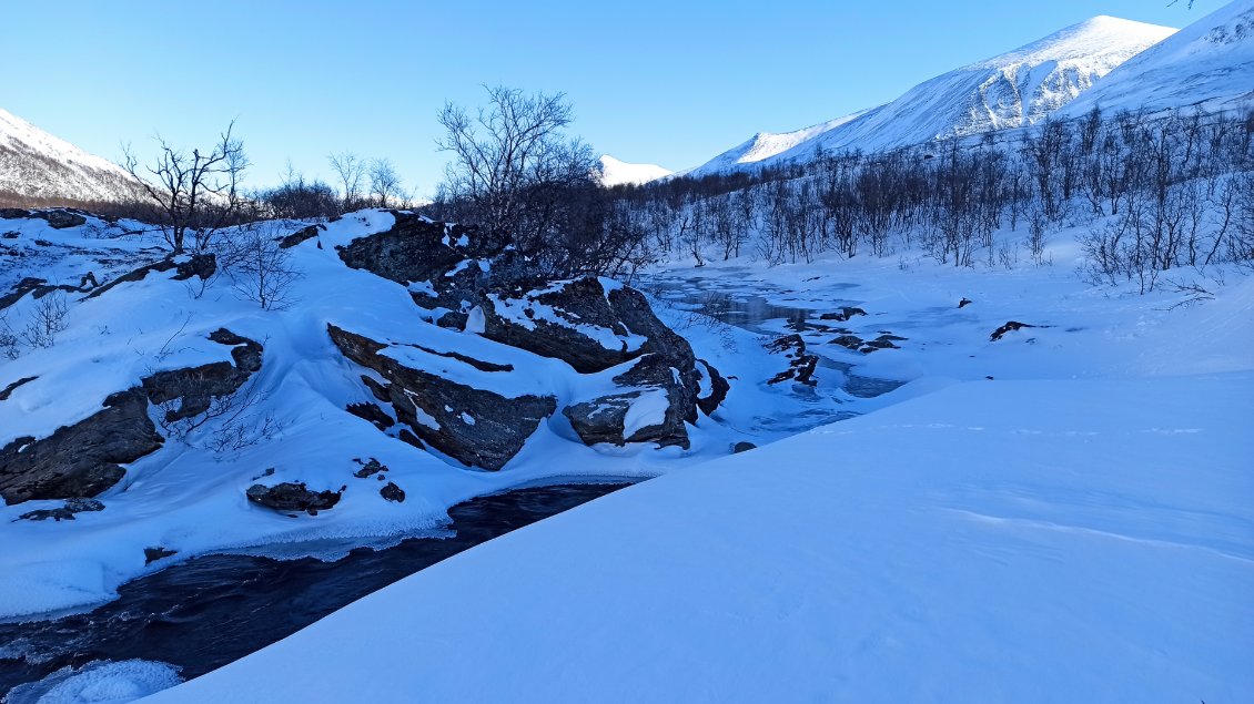 Jour 8. Juste après le lac, la rivière n'est pas gelée, sans doute parceque c'est un rapide.