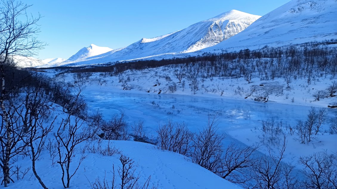 Jour 8. Dans cette zone j'ai entendu la glace craquer sous mes skis. Même si c'est galère, je sécurise en évoluant à flanc de montagne.