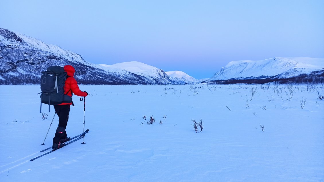 Jour 8. Le troisième et dernier lac est la récompense. La glace est solide, et le coucher de soleil dure près de deux heures en passant par toutes les couleurs.