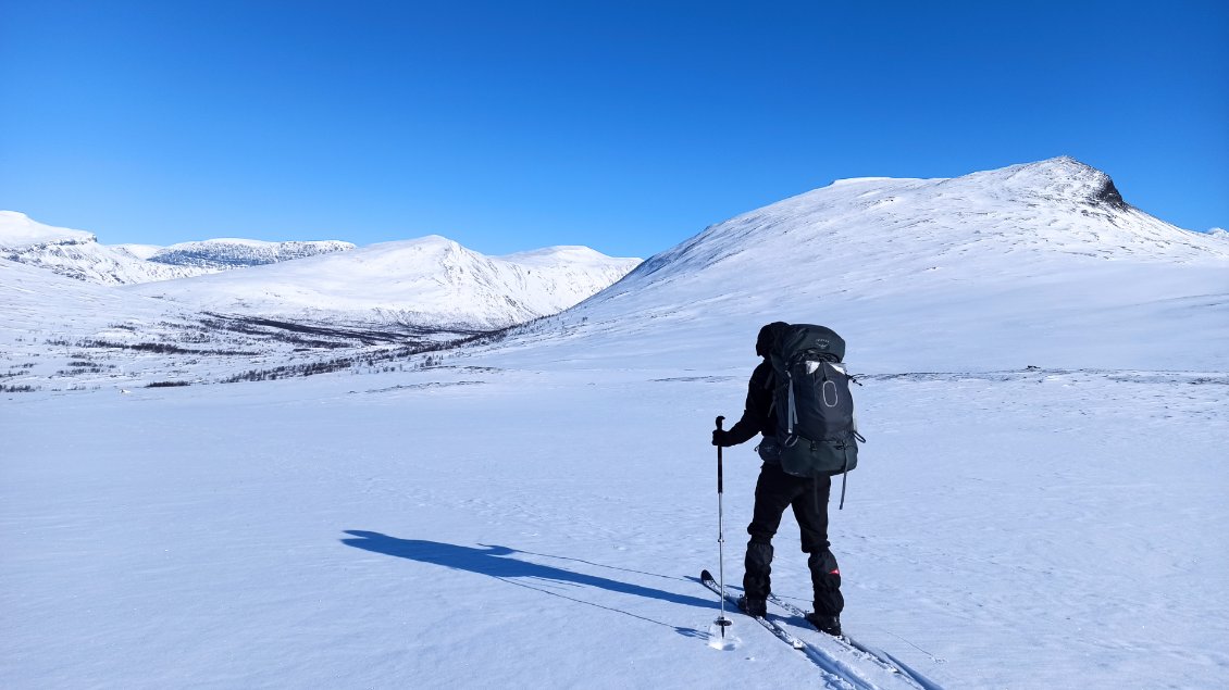 J9. Le col passé, la descente est amorcée.