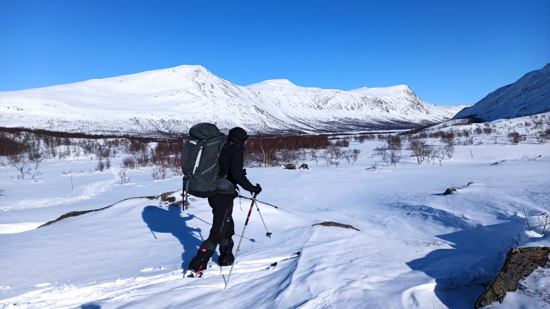 J9. Une fois descendu, j'évolue dans une vallée légèrement boisée.