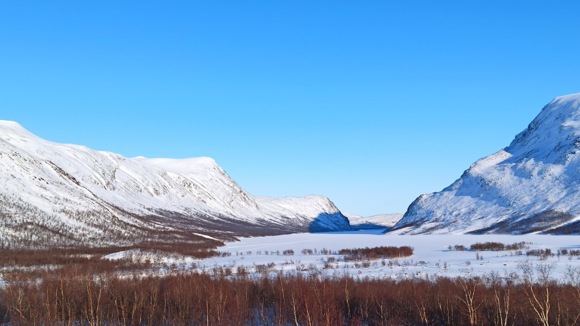 J9. Le refuge de Kaitumjaure est situé au bord de ce lac, légèrement en hauteur.