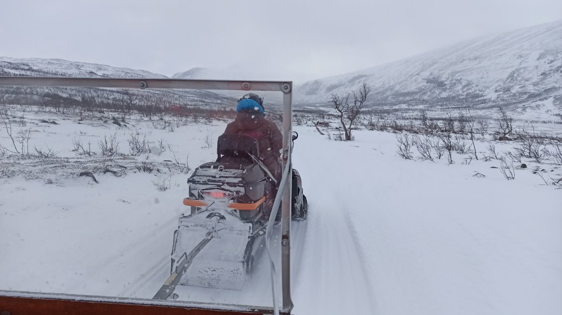 Post Rando J2. Je suis dans la remorque de la motoneige de Kebnekaise à Nikkaluokta, d'où je prendrai un bus jusqu'à la ville de Kiruna.