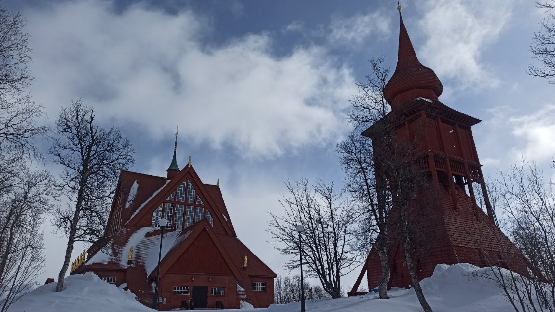 Post Rando J2. L'église de Kiruna est un des plus grands édifices en bois de Suède. Construite au début du 20ème siècle, elle sera déplacée dans le nouveau centre-ville en 2025-2026.