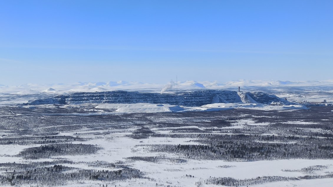 Post Rando J3. Décollage de Kiruna, on voit la mine et les montagnes en-arrière plan. C'est la fin de cette édition 2023 ... A l'année prochaine.