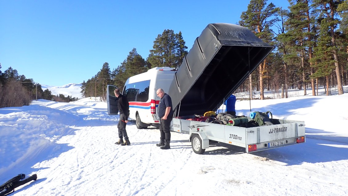 Dépose de deux randonneurs sur la Kungsleden à Saltoluokta.