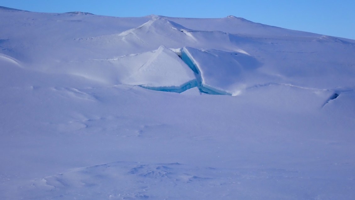 la baisse du niveau du lac entraine des fractures de la  glace