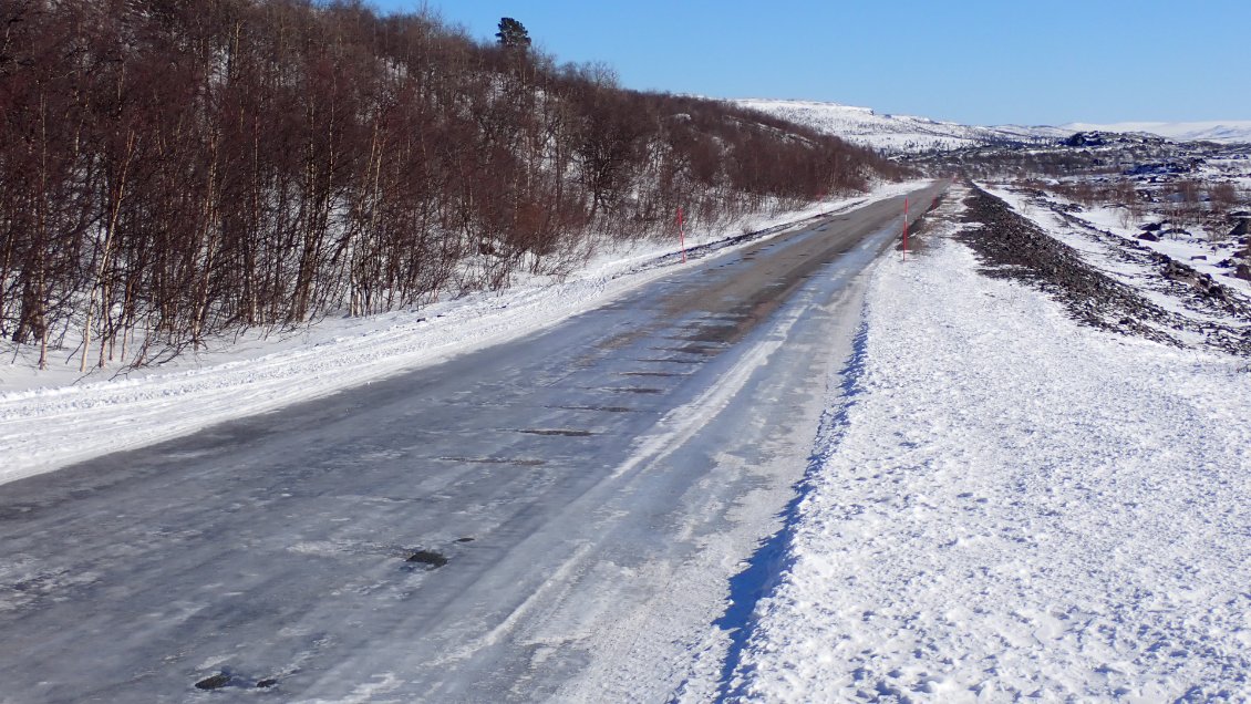 Bien content cette foi de trouver une piste de scooter en bordure de route.