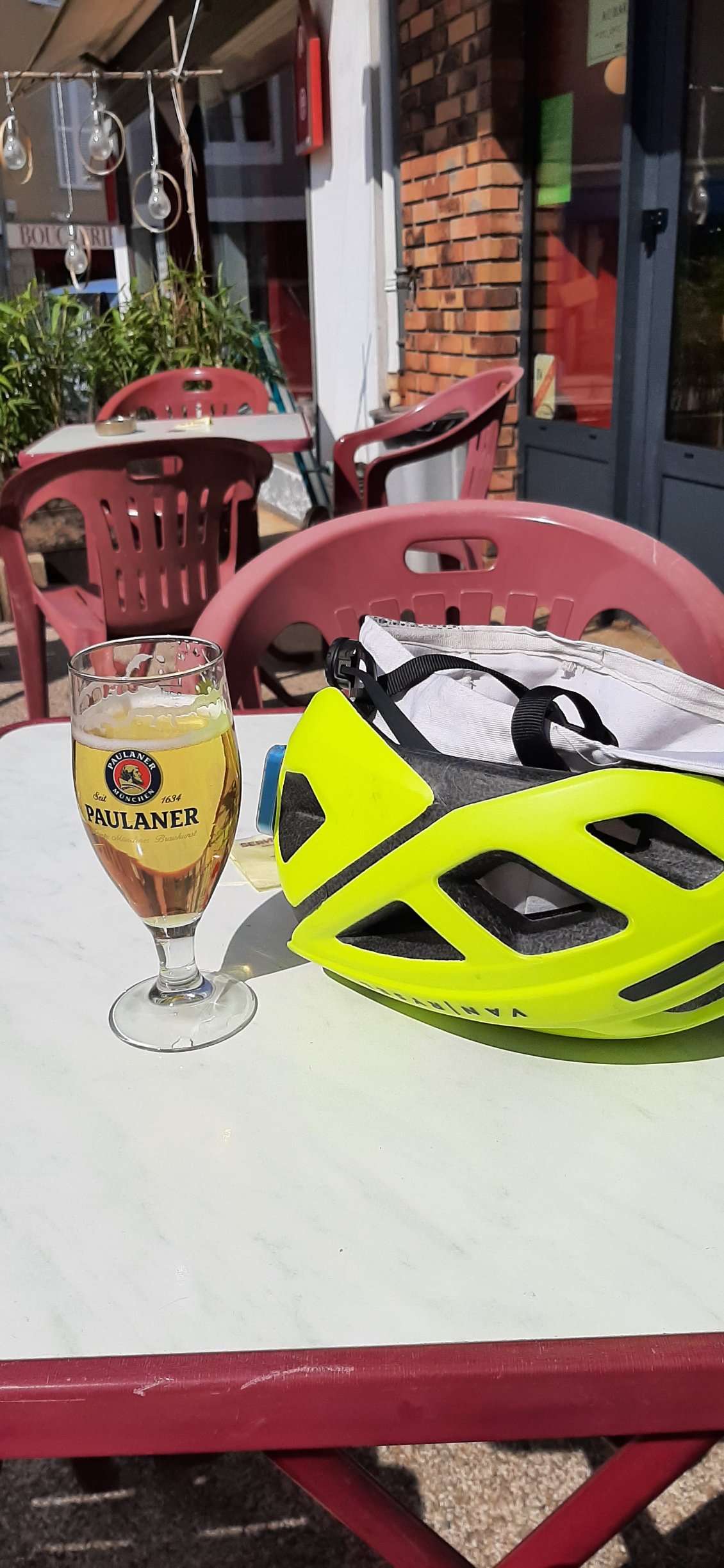 J'attends Fred à Neuvic sur la place du village. Bar très sympa
