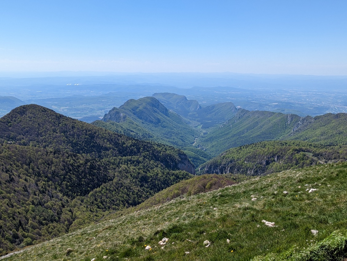 Depuis le sentier de crête des 3 becs, superbe vue sur ce vaisseau que forme la forêt de Saou : un chaînon montagneux et un massif forestier constitués par un synclinal perché réputé comme l'un des plus hauts d'Europe.