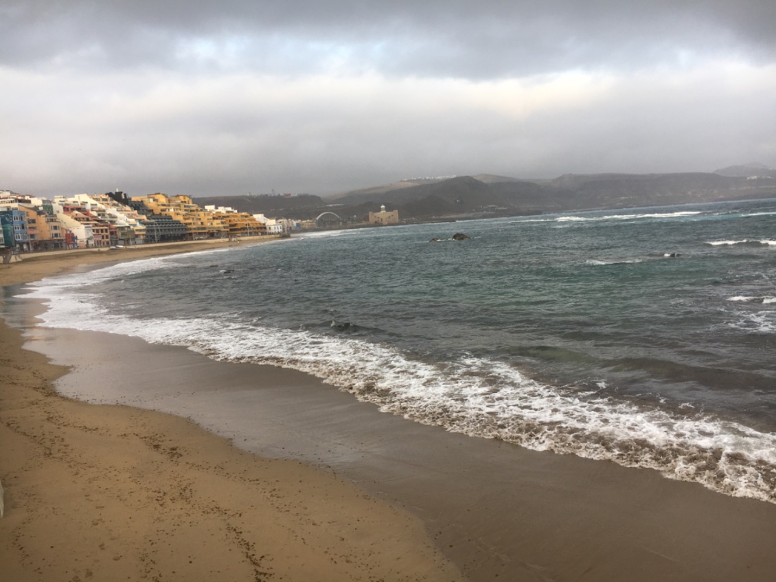 La plage de Las palmas le matin : un peu tôt pour se baigner 😂