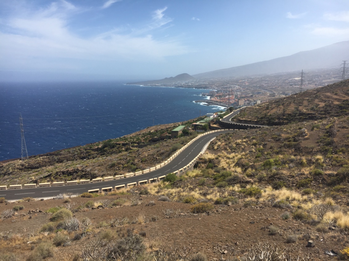 La route serpente le long de l’océan .