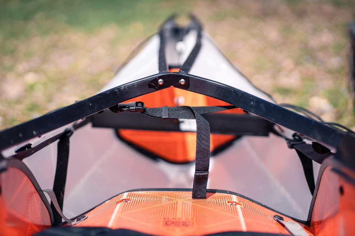Système simple pour "fermer" le kayak : d'abord attacher le crochet...