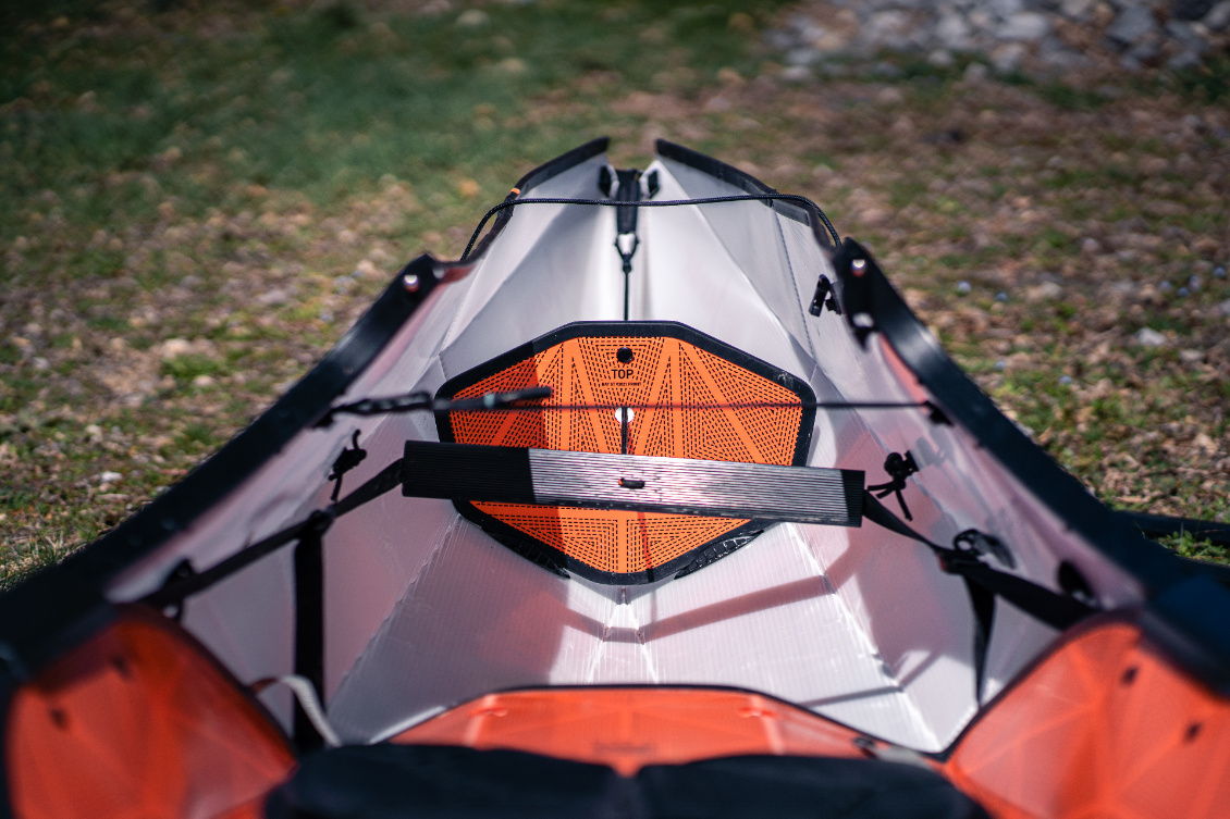 Vue vers la proue, avant "fermeture" du kayak. On voit la barre sur laquelle reposent les pieds.