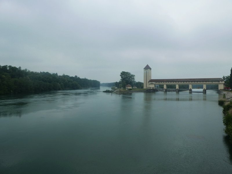 Separation du Rhône en Canal de Jonage (à gauche) et Canal de Miribel (à droite)