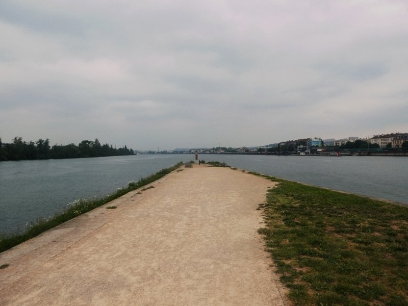 La Confluance.
Rhône à gauche.
Saône à droite.