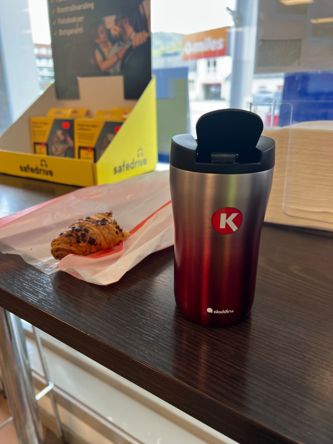 Avec ce mug que l’on achète dans les stations k ,après c’est café à volonté dans toute les stations k de la Norvège