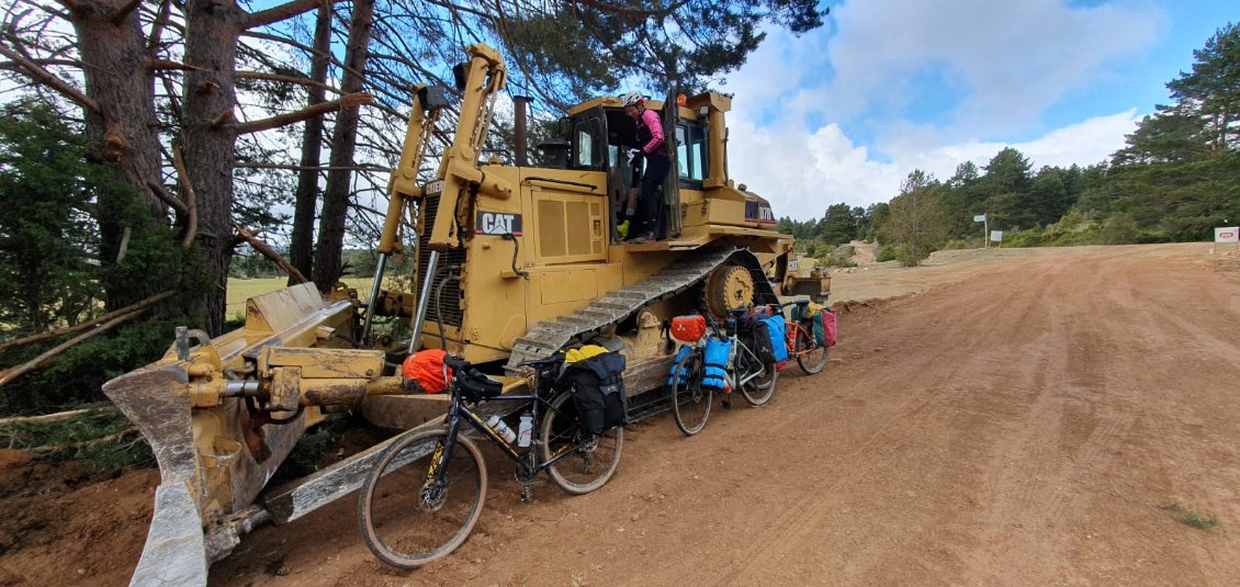 ... un tractopelle aussi, mais la cabine offre moins de place!