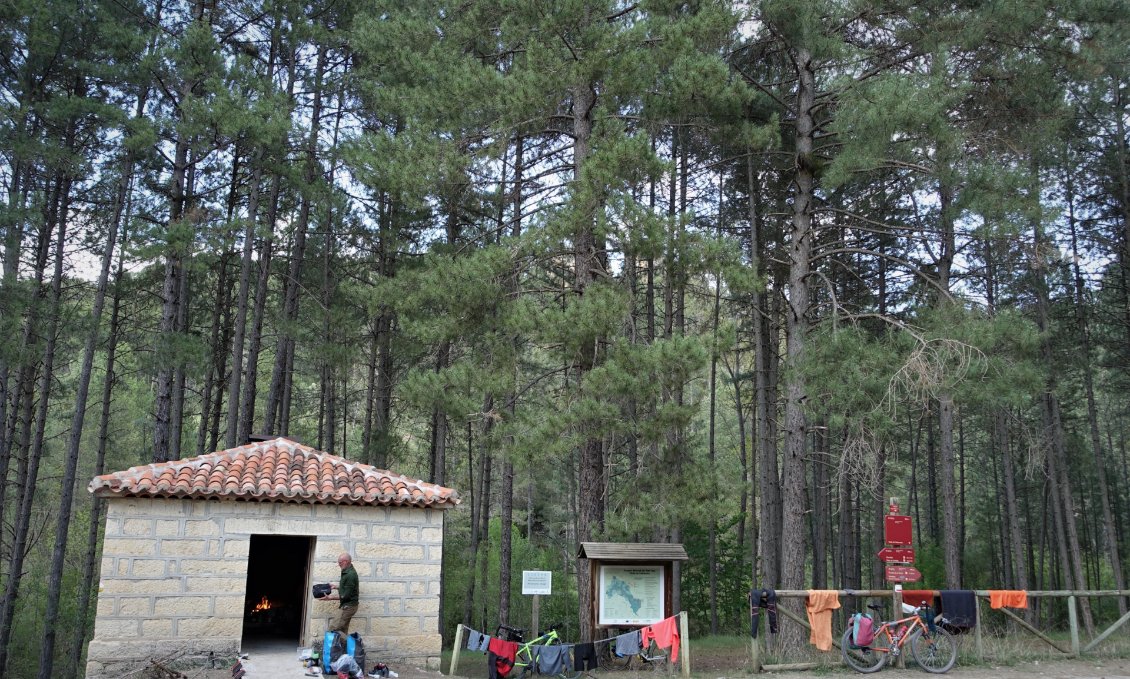 Bivouac du soir, le refuge Vado Salmeron. Et juste derrière, le Fleuve.