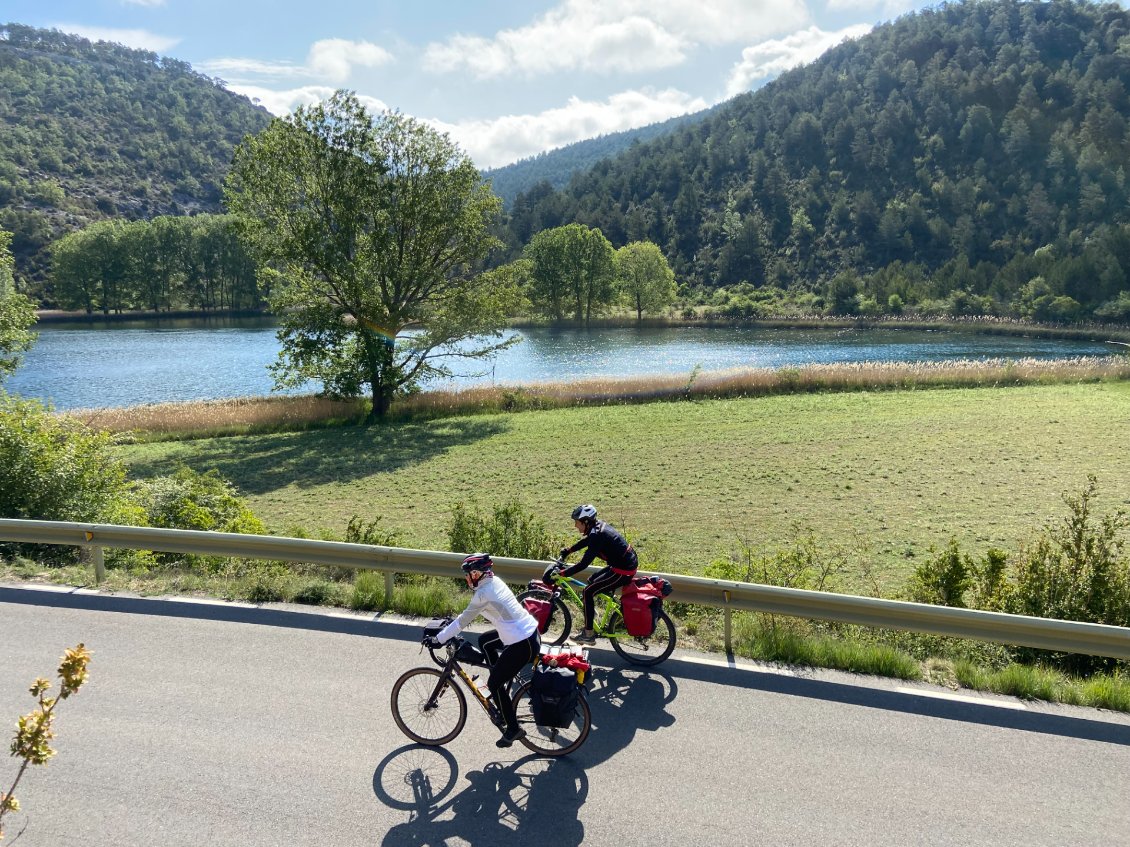 Premiers tours de roue, dernière étape... Hier soir, nous bivouaquions de l'autre côté du lac...