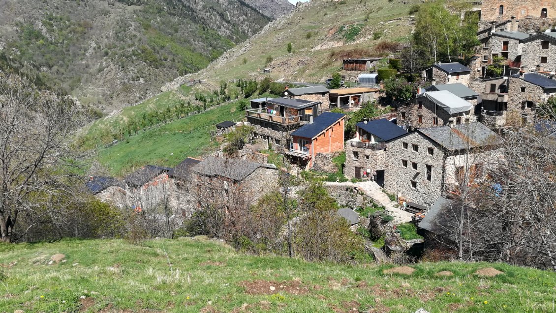 Le village de Mantet, du haut de la colline