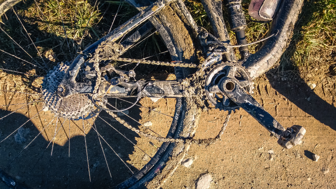 Oubli. Sans patte de dérailleur de rechange, il faudra ruser pour rentrer.