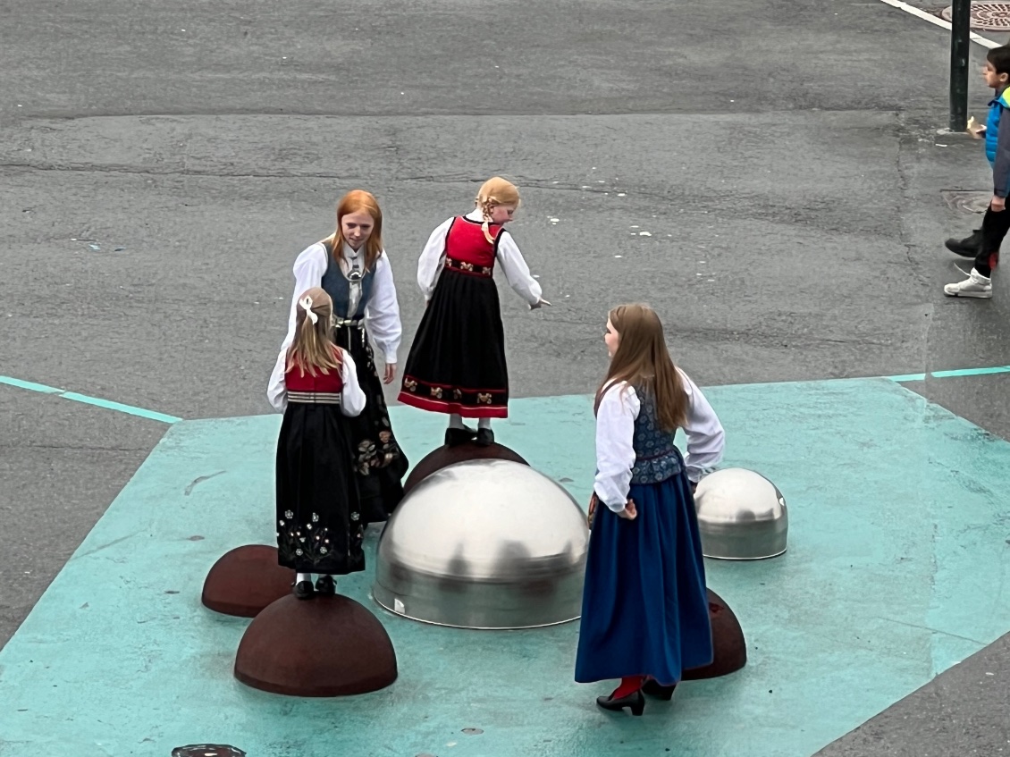Ce ne sont pas des marionnettes, mais de vraies jeunes demoiselles