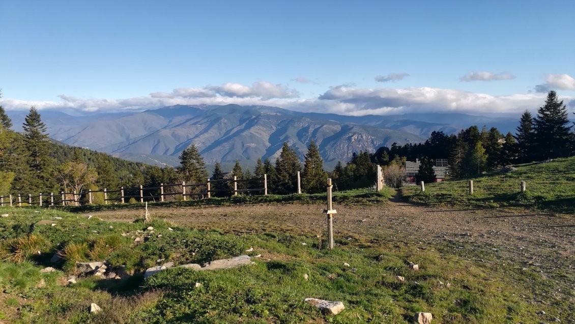 Nous Grimpons, souffrons pour ce genre de vue. Les Pyrénées orientales vue au nord