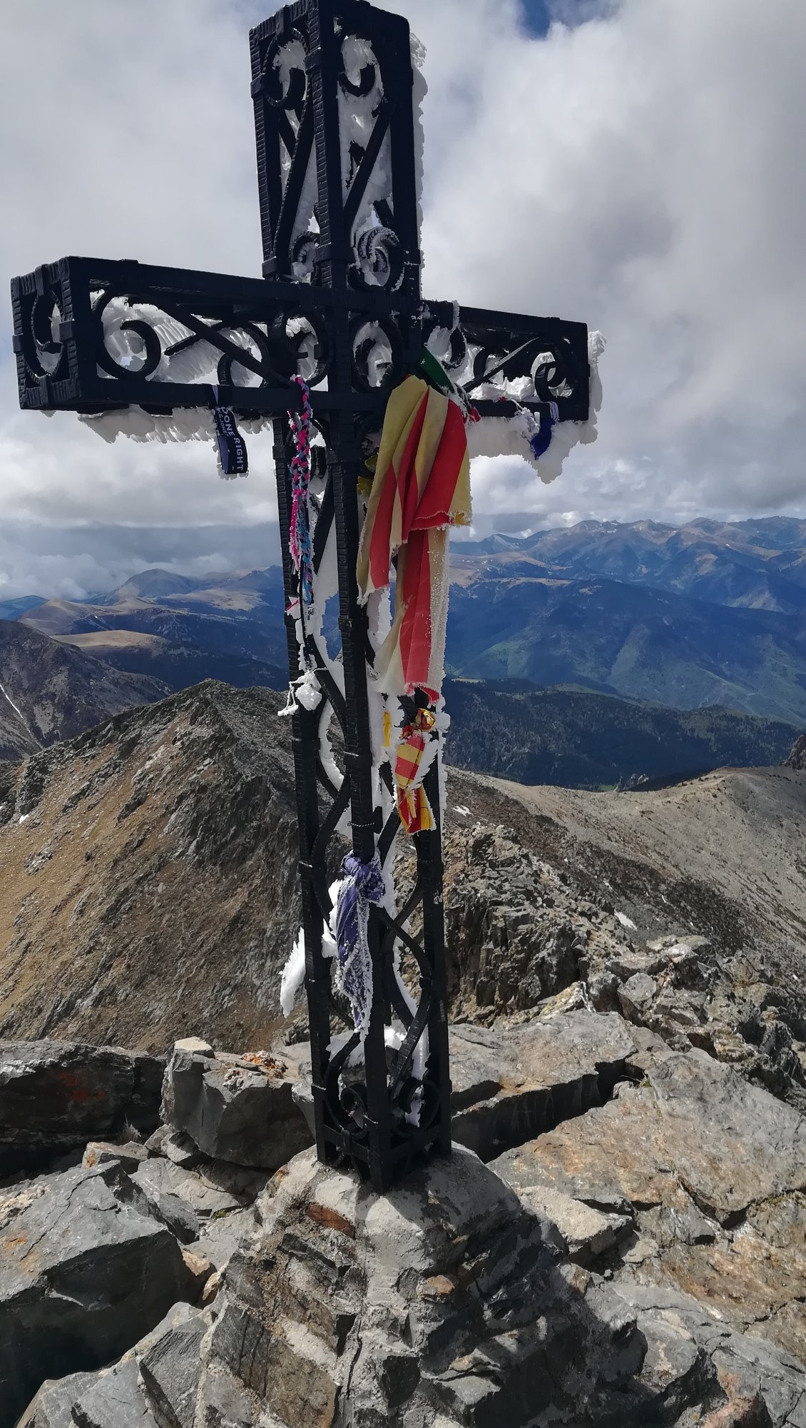 La récompense. La croix catalane recouverte de givre