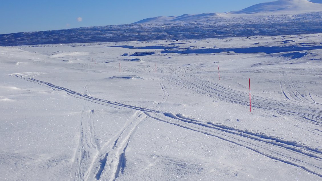 Descente sur le lac Akkajaure et quitter la trace au plus vite