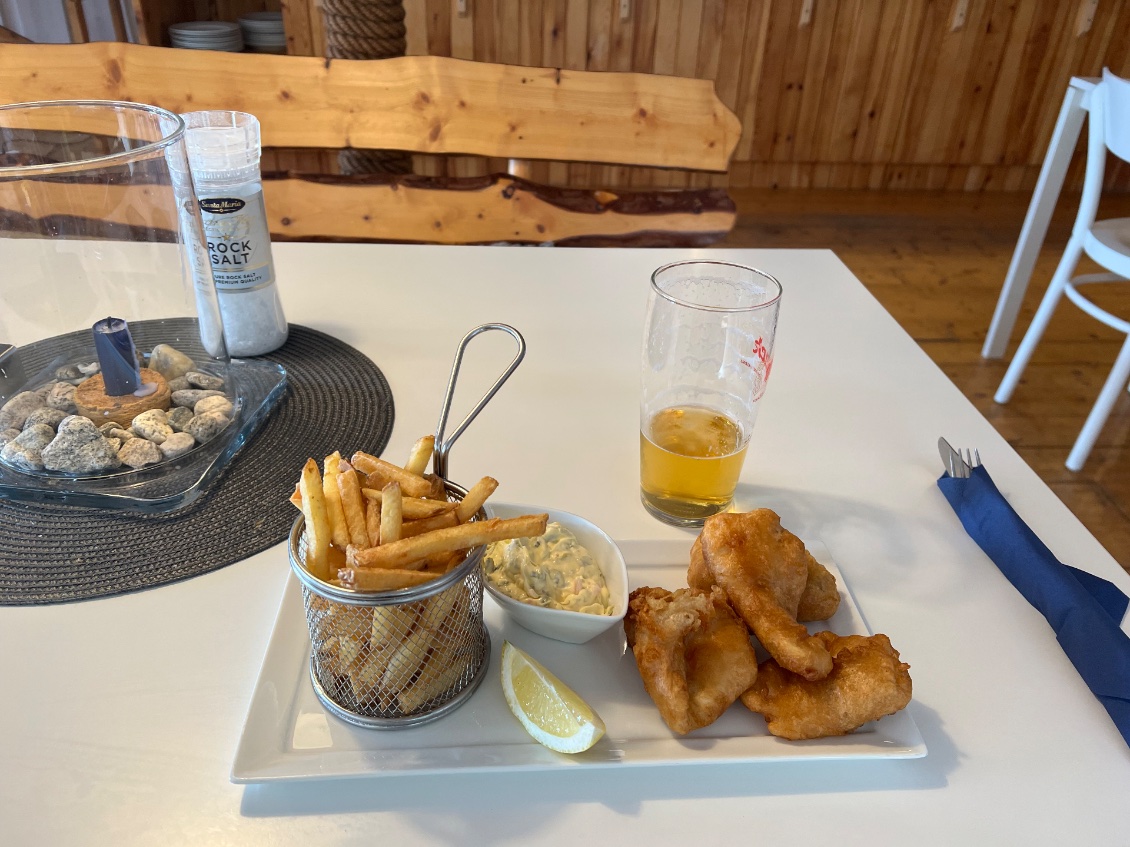 J’arrive dans un petit restaurant, très sympathique, près d’un lac