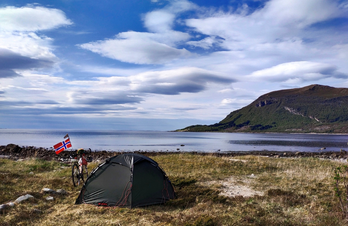 Au cours d’un voyage à vélo du nord de la Bretagne aux îles Lofoten, aller retour. Fin de journée, bivouac sur une plage des Lofoten. Lumières et moment magiques et inoubliables.
Agnès Tartevet